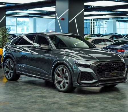 Серый Audi RS Q8 2022 год