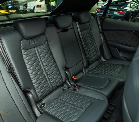 Серый Audi RS Q8 2022 год