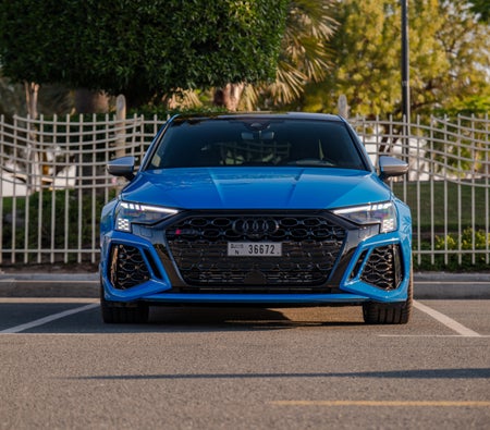 Голубой Audi RS3 Sportback 2023 год