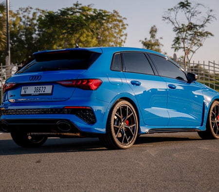 Голубой Audi RS3 Sportback 2023 год Голубой Audi RS3 Sportback 2023 год