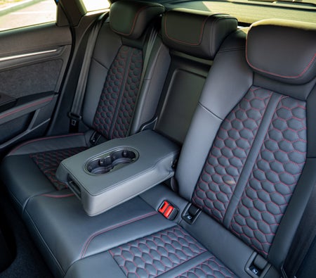 Голубой Audi RS3 Sportback 2023 год Голубой Audi RS3 Sportback 2023 год