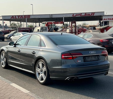 Grijs Audi S8 S-Line 2015