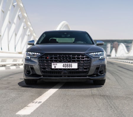 Серый Audi S8 2022 год Серый Audi S8 2022 год