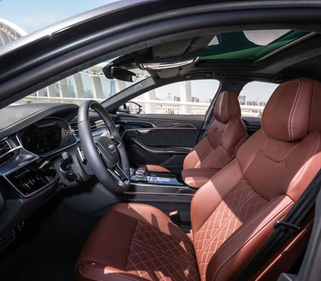 Серый Audi S8 2022 год Серый Audi S8 2022 год