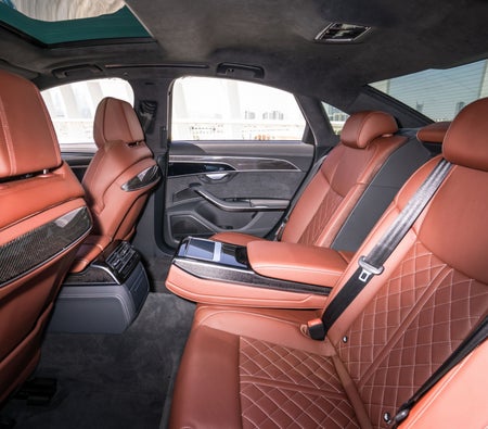 Серый Audi S8 2022 год Серый Audi S8 2022 год