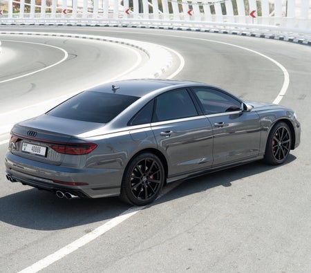 Серый Audi S8 2022 год Серый Audi S8 2022 год