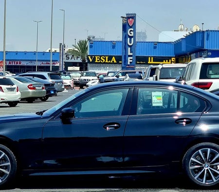 Black BMW 318i 2025