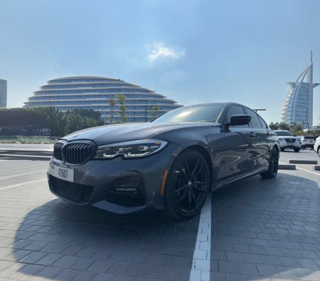 Alquilar BMW 330i 2021 en Dubai