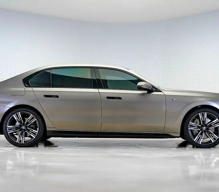 Altın BMW 740Li 2023 Altın BMW 740Li 2023