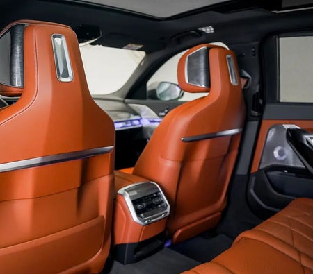 Altın BMW 740Li 2023