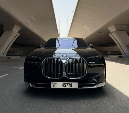 أسود بي إم دبليو 735 آي 2024 أسود بي إم دبليو 735 آي 2024