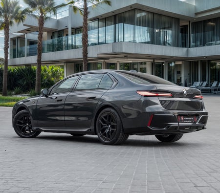BMW 735i 2023, photo 3 of 4