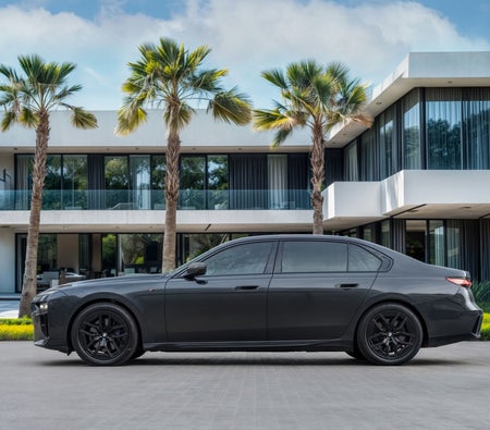 BMW 735i 2023, photo 2 of 4