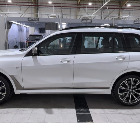 White BMW X7 M50i 2022