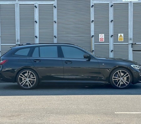 Schwarz BMW 320i 2022