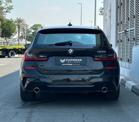 Schwarz BMW 320i 2022