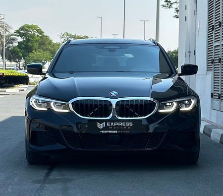Schwarz BMW 320i 2022