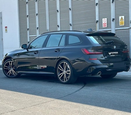 Schwarz BMW 320i 2022