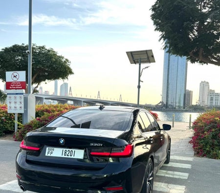 Черный BMW 330i 2021 год