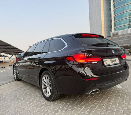 黑色的 宝马 520i 2022