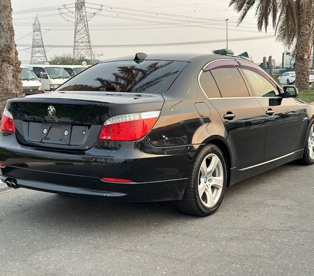 Schwarz BMW 525i 2007