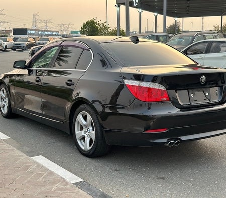 Schwarz BMW 525i 2007