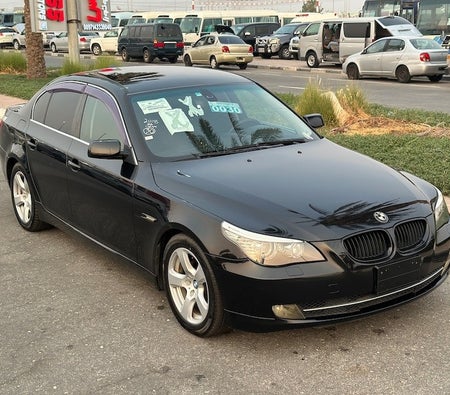 Schwarz BMW 525i 2007