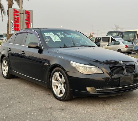 Schwarz BMW 525i 2007