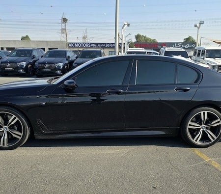 Black BMW 750i 2016