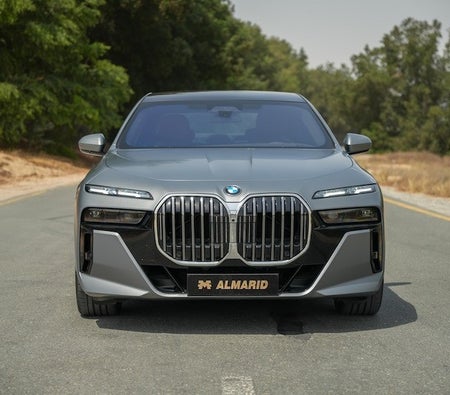 BMW 735i 2025, photo 2 of 4