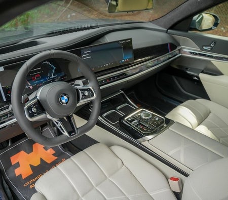 BMW 735i 2025, photo 3 of 4