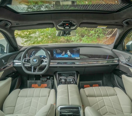 BMW 735i 2025, photo 3 of 4