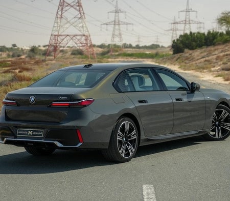 Grigio BMW 735i 2025