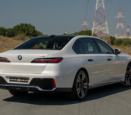 Weiß BMW 735i 2025