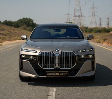 BMW 735i 2025, photo 2 of 4