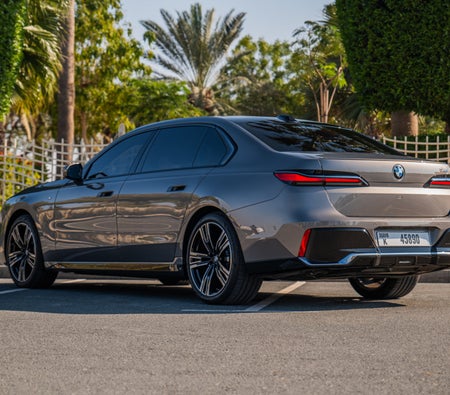 Темно-серый BMW 740Li M Kit 2024 год