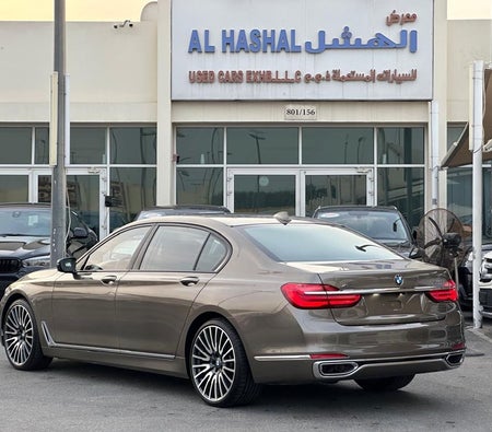 Gold BMW 750Li 2017