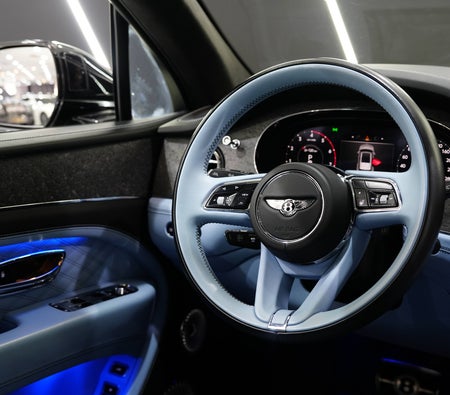 Bentley Bentayga Azure 2025, photo 4 of 4