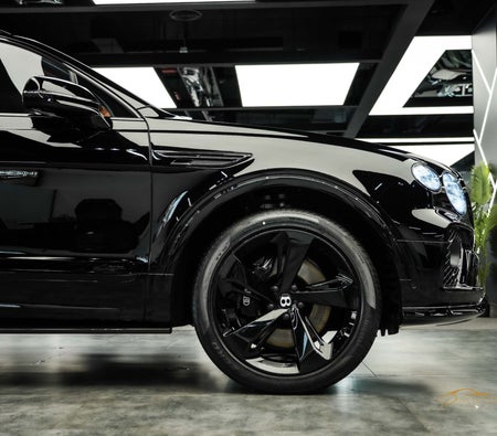 Noir Bentley Bentayga Azure V8 2023