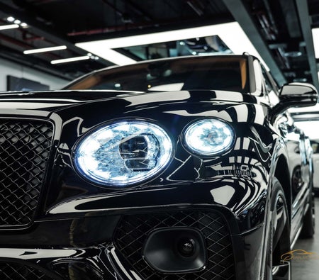 Noir Bentley Bentayga Azure V8 2023