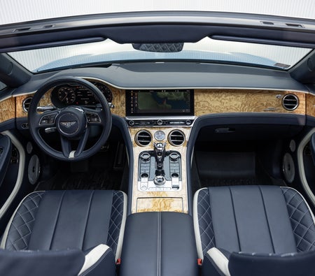 Bentley Continental GTC 2022, photo 3 of 4
