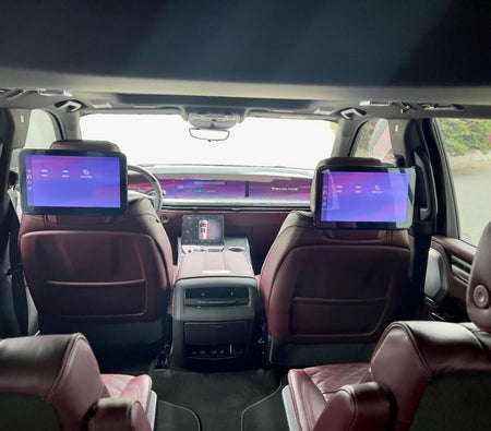 Черный Cadillac Escalade 2025 год