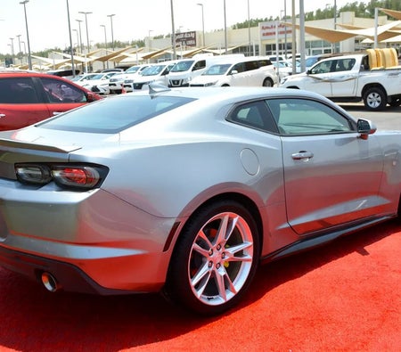 D'argento Chevrolet Camaro LT1 2023