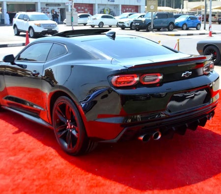 黑色的 雪佛兰 Camaro LT1 2023