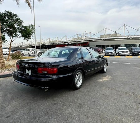 Черный Chevrolet Impala 1996 год