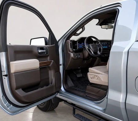 فضي شيفروليه Silverado 1500 LT Trail Boss 2024