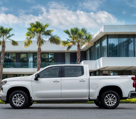 أبيض شيفروليه Silverado LT 2024