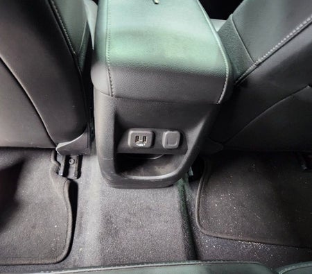 Голубой Chevrolet Colorado 2022 год
