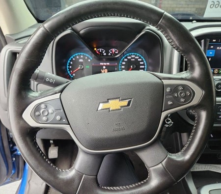 Голубой Chevrolet Colorado 2022 год
