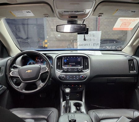 Голубой Chevrolet Colorado 2022 год